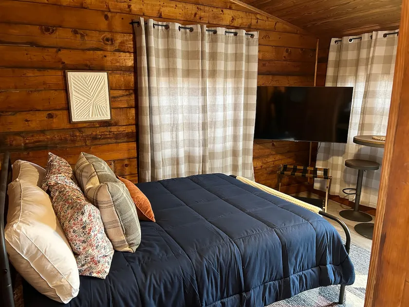 Charming Cabin near Airport - Image 1