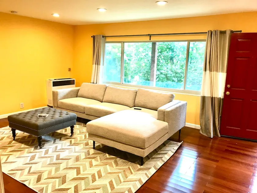 Private Suite in Little Hill for Extended Stay. Pet Friendly! - Image 1