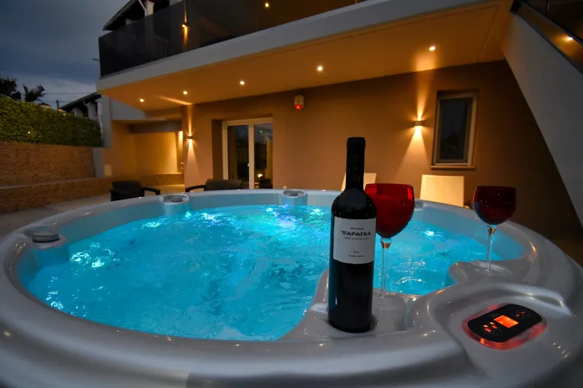 Alykes Houses - Prv Jacuzzi - Image 1