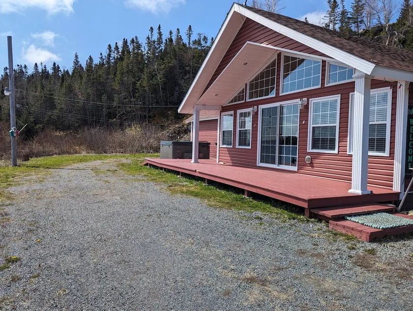 Ocean Breeze Cottage w/ hot tub - Image 1