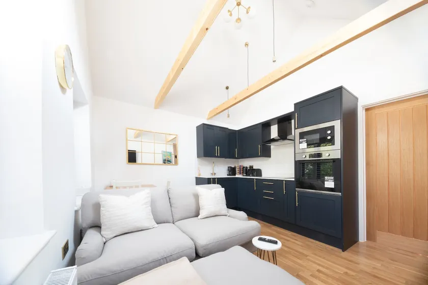 Modern bungalow near Goodwood - Image 1