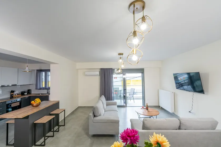 Entire floor comfort 3 bedroom apartment - Image 1