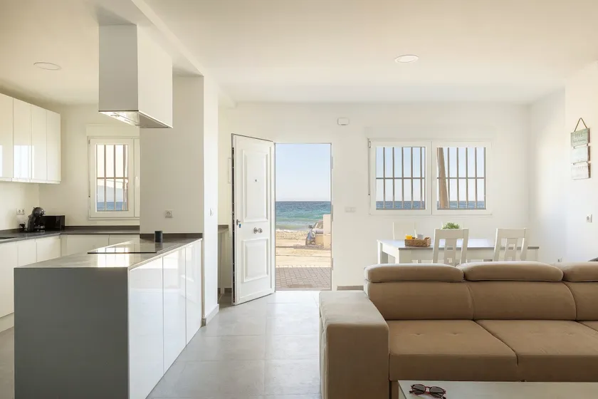 Beachfront house - Image 1