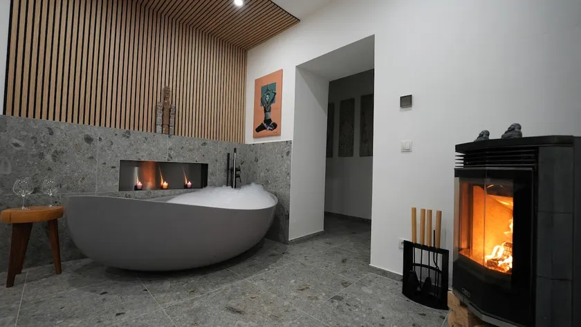 Suite with tub and fireplace - Image 1