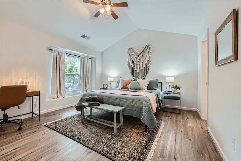 King Bed - Townhome in University Area - Image 1
