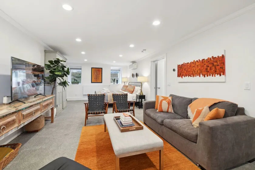Private suite near lakes & shops - Image 1