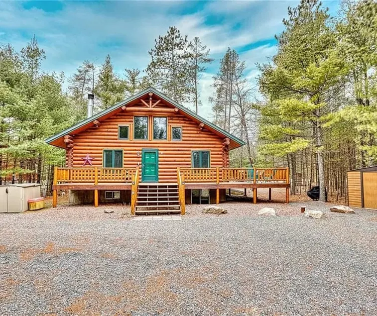 3 Story Cabin. By Trails & Lakes - Image 1