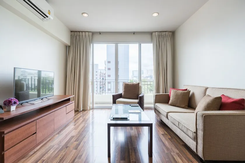 Spacious 2 Bedroom Apartment near BTS-non smoking - Image 1