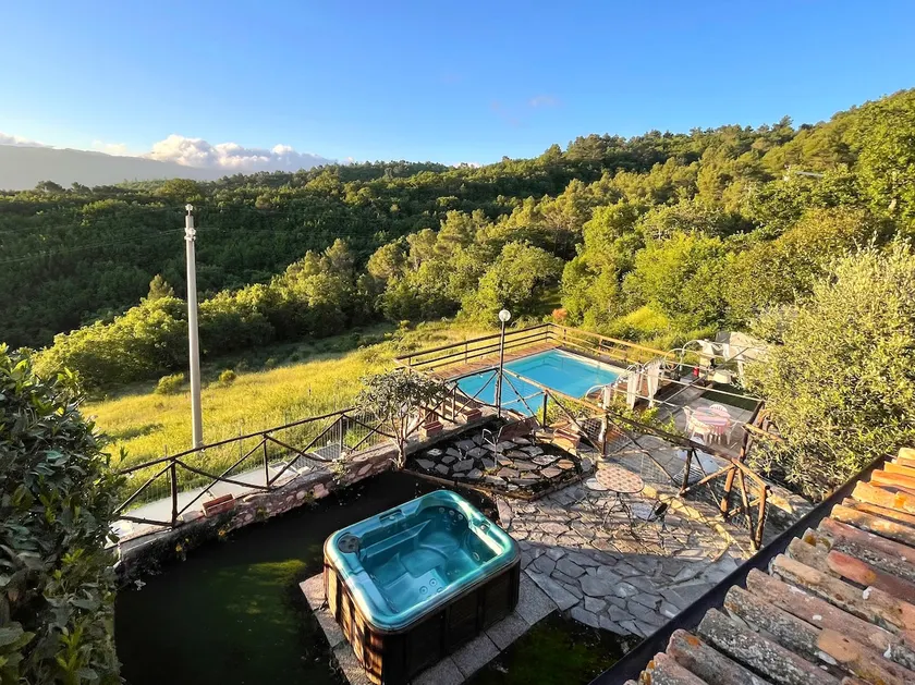 Villa surrounded by greenery - Image 1