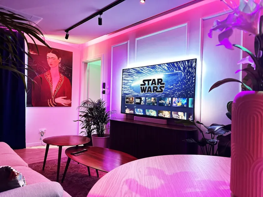 Ambient lounge with sundeck and free parking - Image 1
