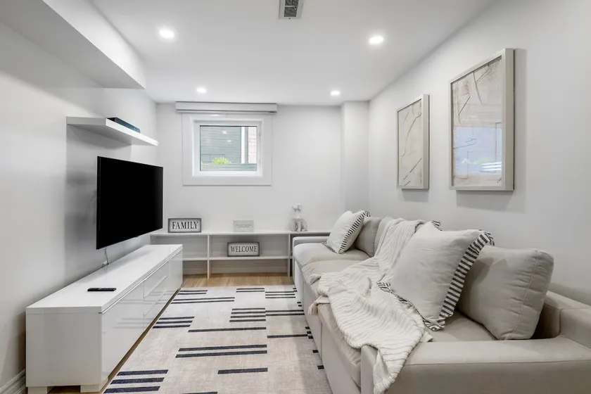Debonair Home near Downtown Oakville - Image 1
