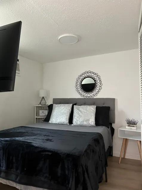 Snug, Freshly Renovated Studio #4 - Image 1