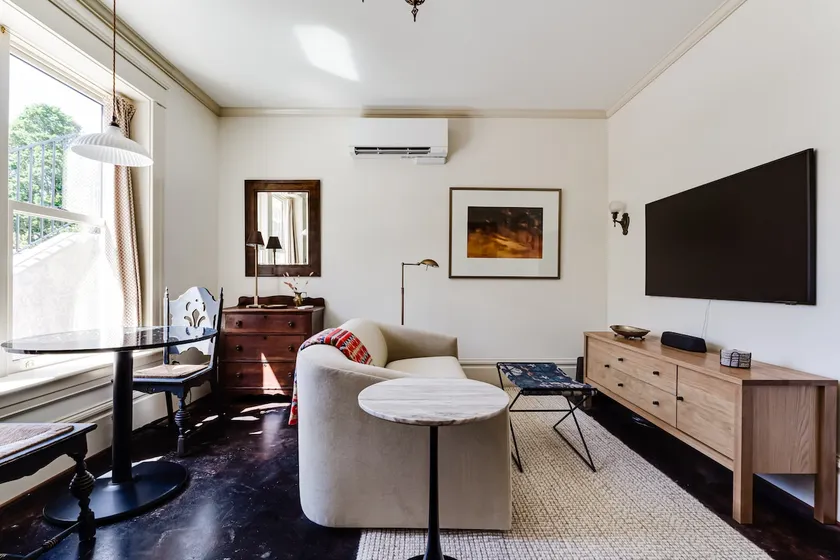 Stylish & Sophisticated Apartment on UO Campus - Image 1