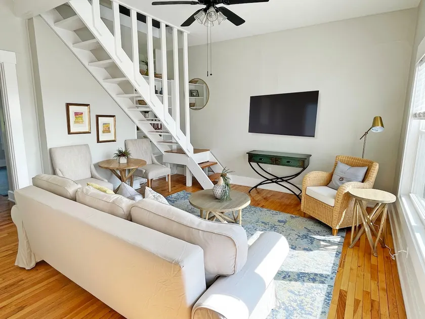 Mt Adams 2BR | Deck | River Views | 3-min to Dtown - Image 1