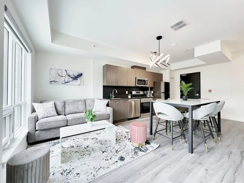 The Modern Perch - Rooftop Patio| Free Parking - Image 1