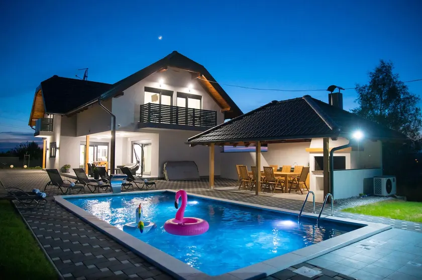 Kuća za odmor OLD HILLS | Hot tub & pool & sauna - Image 1