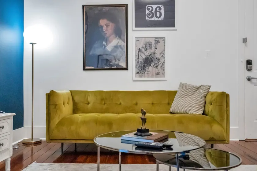 Chic Magazine St. Apt | King Bed, Balcony, Parking - Image 1