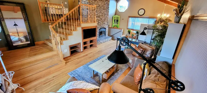 Spacious country home, hot tub, pasture views! - Image 1