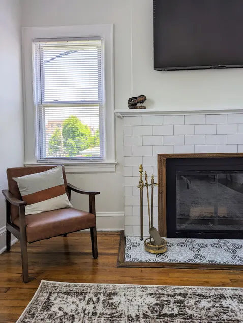 NYC in 30, Cozy & Stylish Fleetwood Stay - Image 1