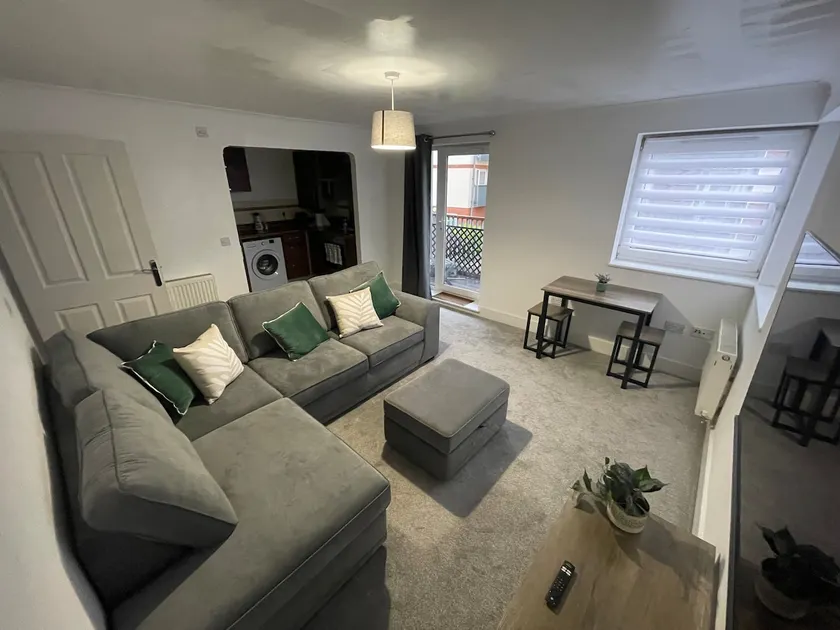 Apartment in Gloucester - Image 1