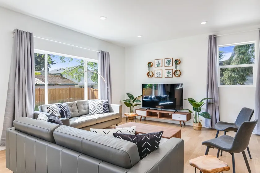5B4BA SFH close to Airport w/EV charger, Backyard - Image 1