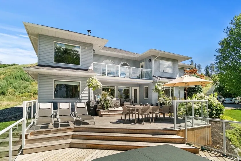 Okanagan Lake Private Beachfront Retreat – 4-Bedroom Spacious Home Sleeps 8 - Image 1
