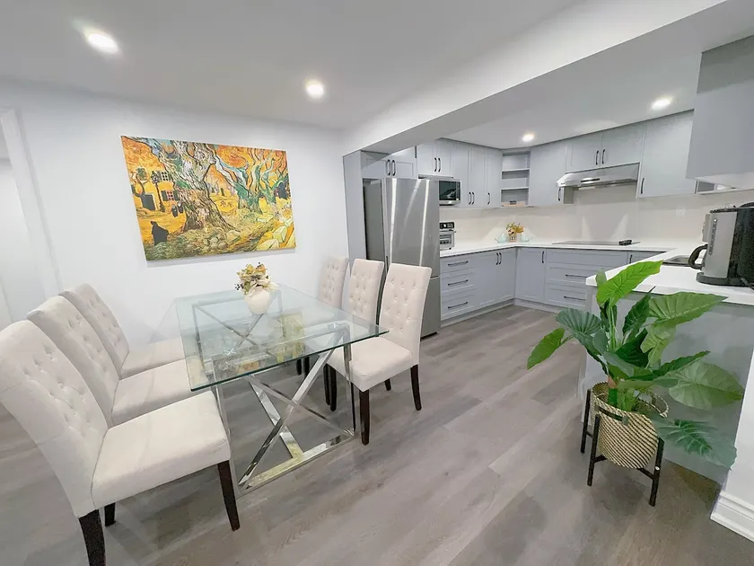 Teseo Richmond Hill Fancy 3BR 2WR 2Parking for 6 - Image 1