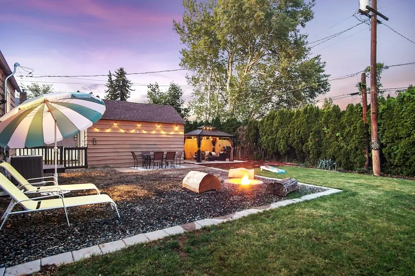 Centrally Located+Backyard Retreat+Family Friendly - Image 1