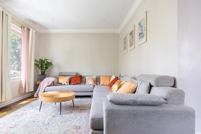Grey House: 4 Bdrm 2 Bath Bunglow - Image 1