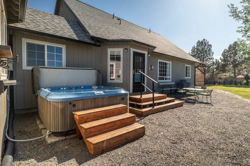 Spacious Family Home with Hot Tub - Image 1