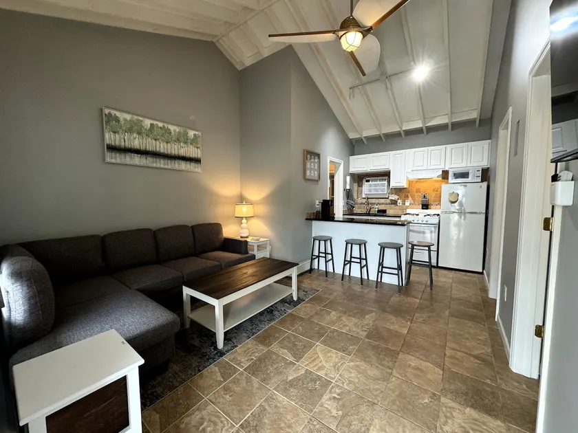 Comfy Beach Condo with Parking - Image 1