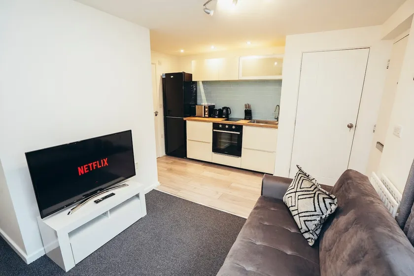 Snug 1 Bed Apartment in Derbyshire with Parking - Image 1