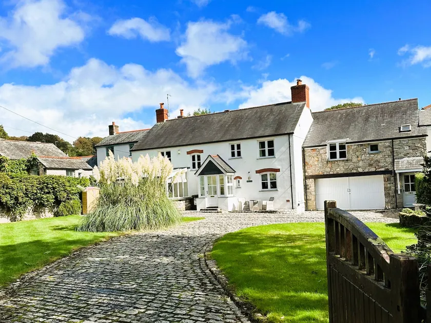 Coastal haven in Charlestown, gardens, sleeps 13 - Image 1