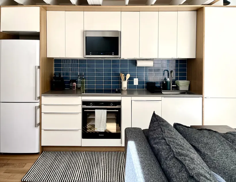 Bright + Modern Guesthouse - Image 1