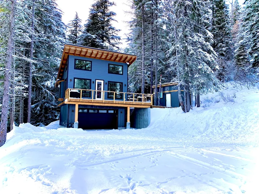 Custom Cabin: Prime location, hot tub & more - Image 1