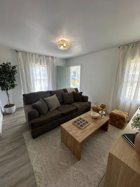 Cozy home downtown with fire pit - Image 1