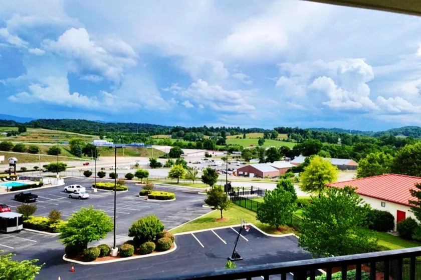 Mtn View Condo 2bd/2ba with pool/HT@ Bristol Baby! - Image 1