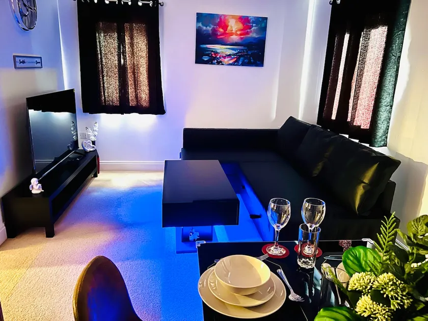 Hereford Stays Apartment 8 with Free Parking & WiFi - Image 1