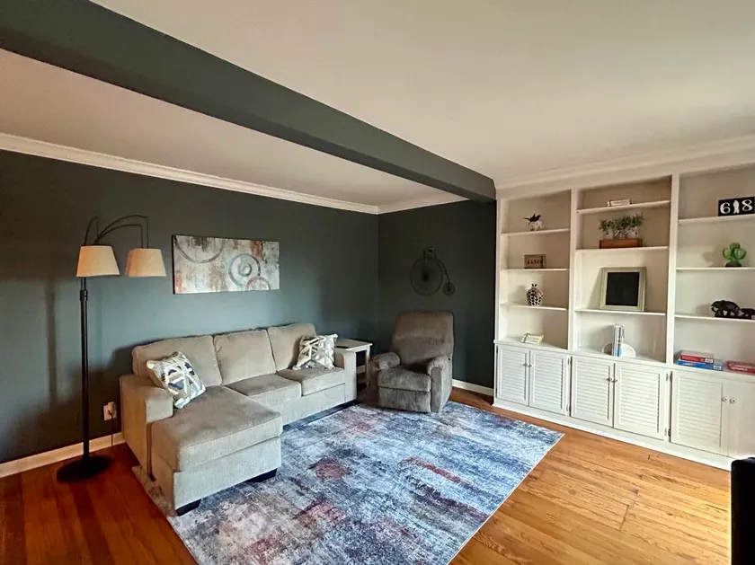 Charming Apartment in Downtown Alton - Image 1