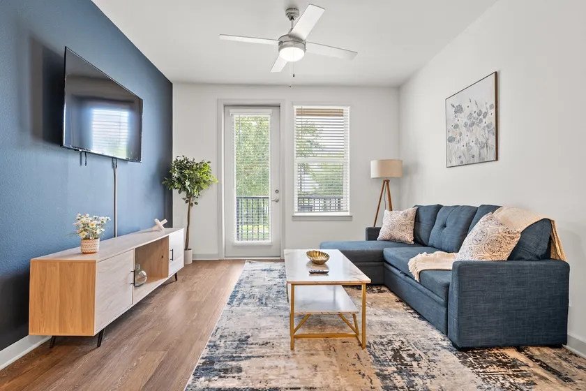 Trendy 1BR Apt|King Bed| Pool| Gym| Clse to BeachQ - Image 1