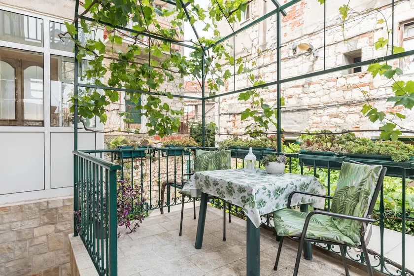 Luxury apartment in old town center with terrace - Image 1