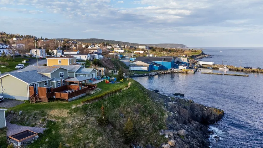 Oceanfront Captain's Walk | Hot Tub & Whale Watch - Image 1
