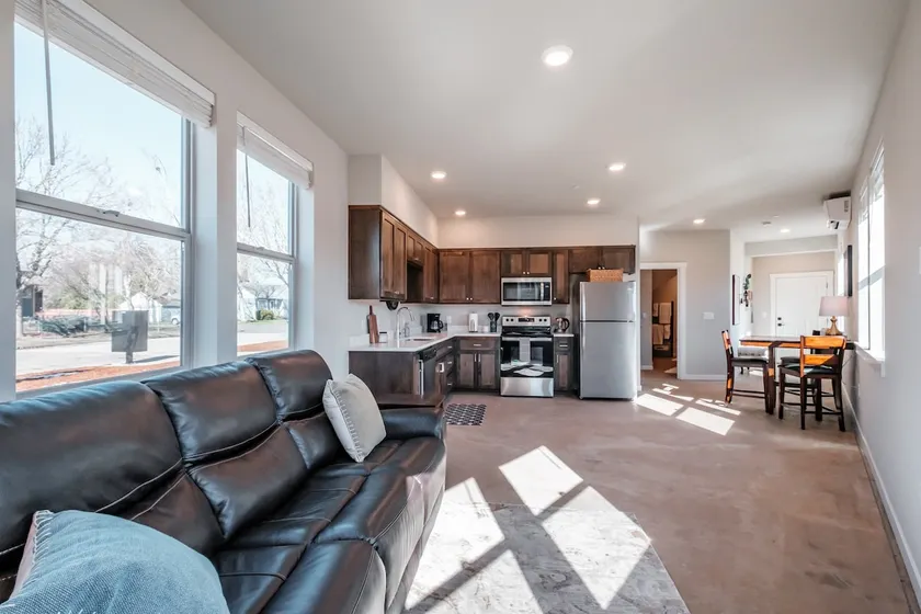 Clean & Bright 1-BR Condo near Broadway St (101) - Image 1