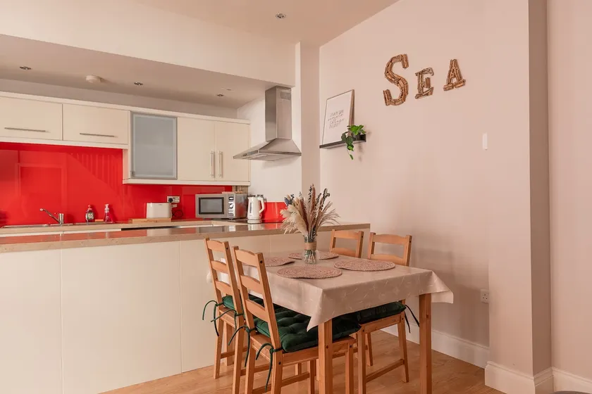 Stylish Beach Townhouse · Parking · Ferry Discount - Image 1