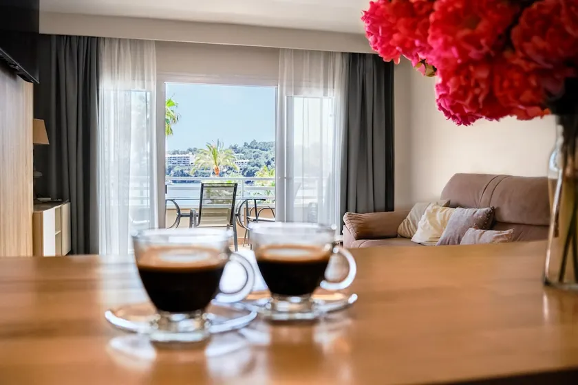 Elegant beachfront apartment in Magaluf - Image 1