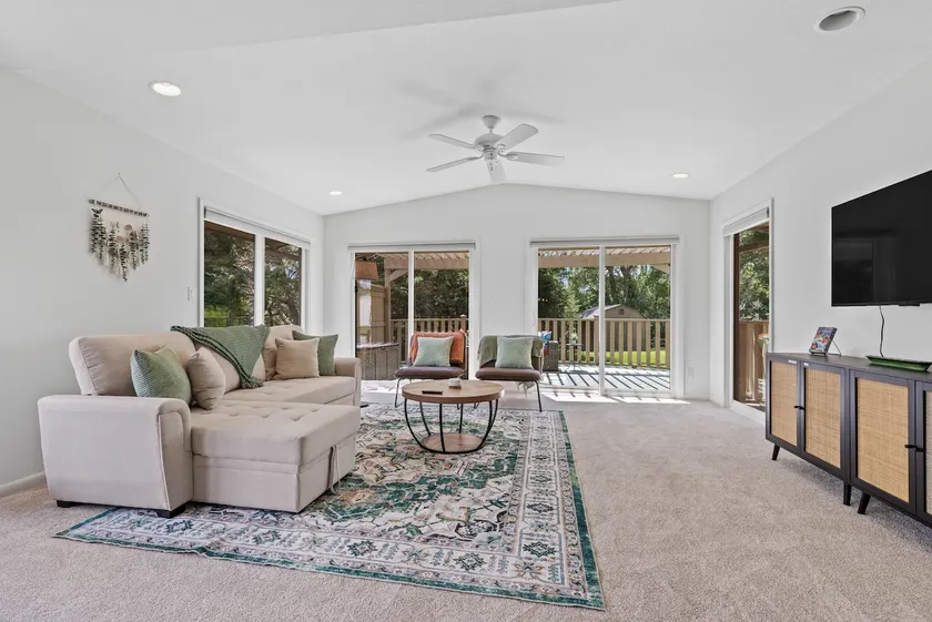 Charming Ranch-Style Apartment. Modern Amenities - Image 1