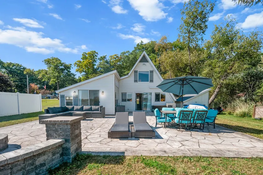 Maisey's Beach House - Image 1