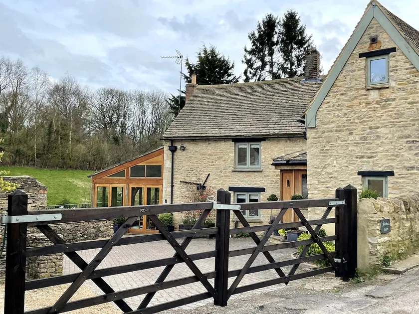 Hollyhock House Sleeps 10, Idyllic Cotswold property. Arctic Cabin & playground. - Image 1