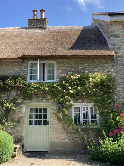 2-person thatched cottage near sea & pub - Image 1