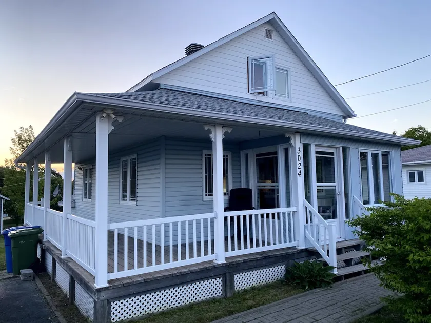 Blue house - Image 1